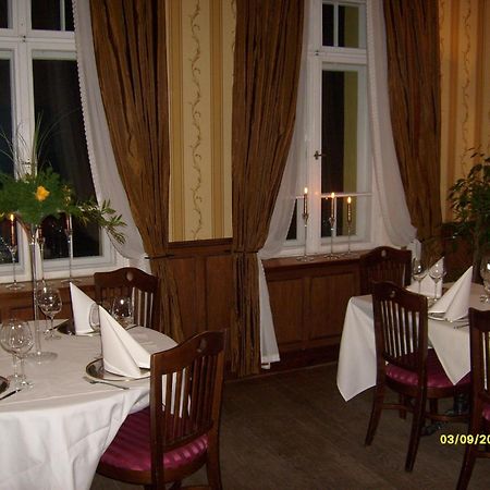 Pensjonat - Restauracja Zolty Domek ชเตชชีแนค ภายนอก รูปภาพ