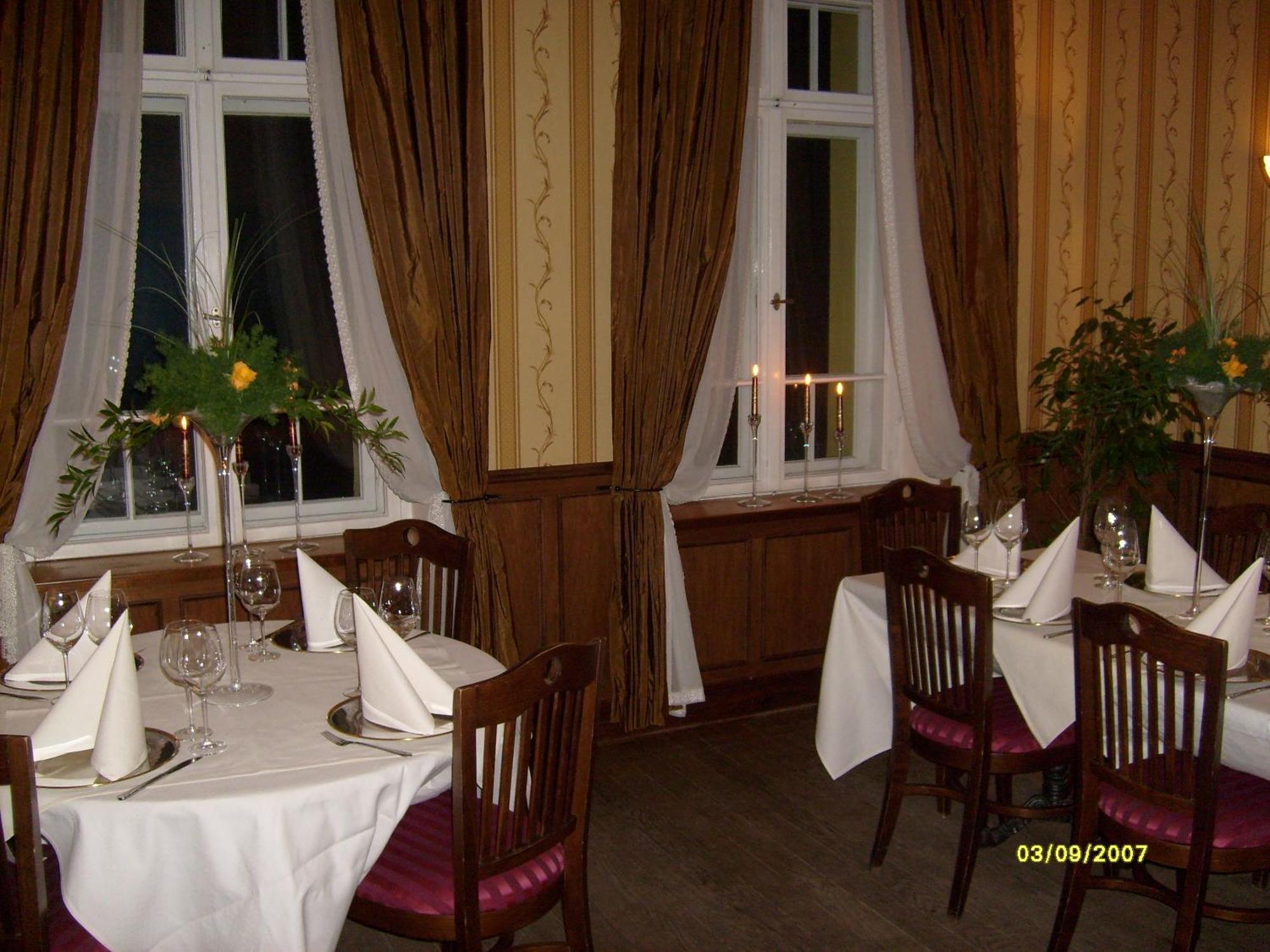 Pensjonat - Restauracja Zolty Domek ชเตชชีแนค ภายนอก รูปภาพ