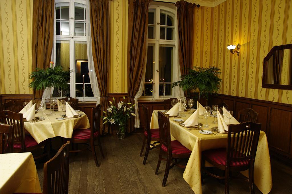 Pensjonat - Restauracja Zolty Domek ชเตชชีแนค ภายนอก รูปภาพ