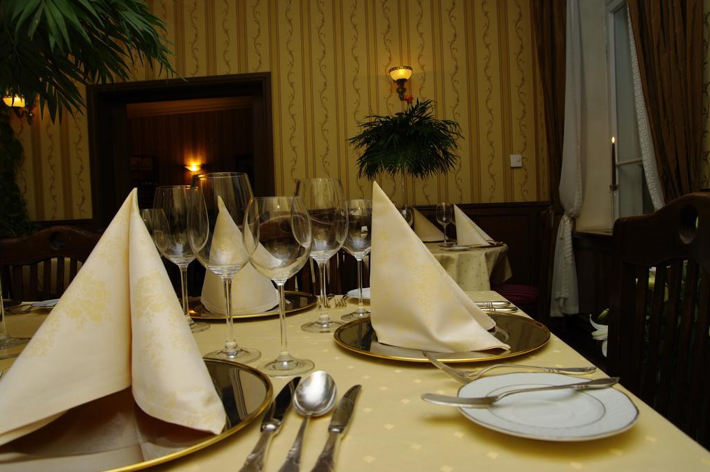 Pensjonat - Restauracja Zolty Domek ชเตชชีแนค ภายนอก รูปภาพ